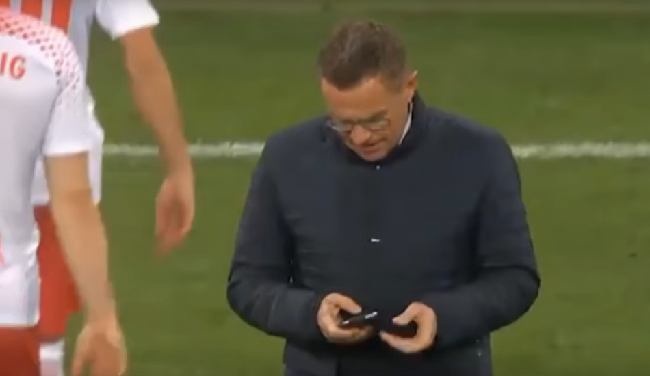 Παράγοντας της Λειψίας μπήκε στο γήπεδο για να δείξει επίμαχη φάση στο διαιτητή από το κινητό του - VIDEO
