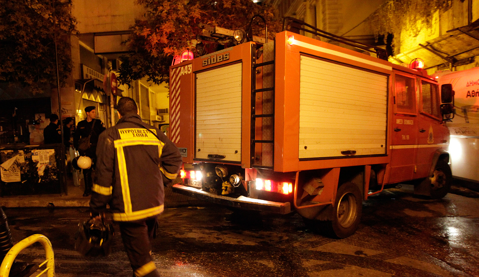 ΛΕΥΚΩΣΙΑ: Εκκενώθηκε πολυκατοικία μετά από φωτιά που ξέσπασε σε σταθμευμένα οχήματα