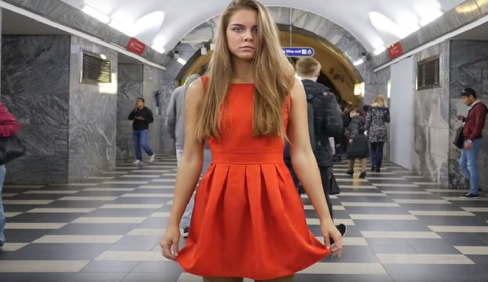 Νεαρή Ρωσίδα σηκώνει το φόρεμα της σε ένδειξη διαμαρτυρίας σε σταθμό του μετρό – Θέλει ποινικοποίηση του «upskirting» - VIDEO