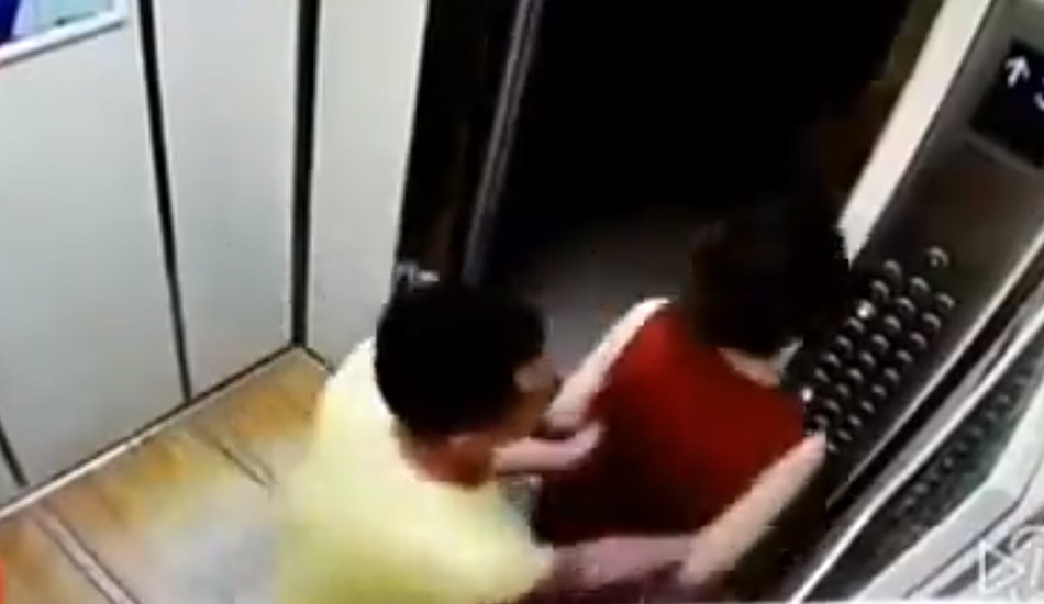 Έζησε πραγματικό εφιάλτη - Άνδρας επιτίθεται σε γυναίκα μέσα σε ασανσέρ μπροστά στα μάτια του παιδιού της - VIDEO