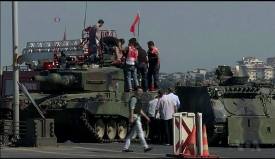 ΤΟΥΡΚΙΑ: Στη δημοσιότητα εικόνες από μεταφορά αρχηγού τουρκικού στρατού στη βάση Ακιντζί το βράδυ του πραξικοπήματος