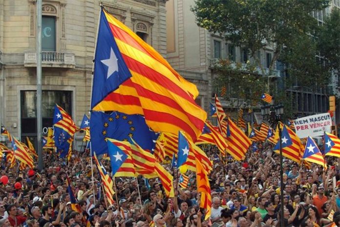 Η ισπανική κυβέρνηση θα αναλάβει τον έλεγχο της Καταλονίας αν δεν λάβει σαφή απάντηση για την ανεξαρτησία