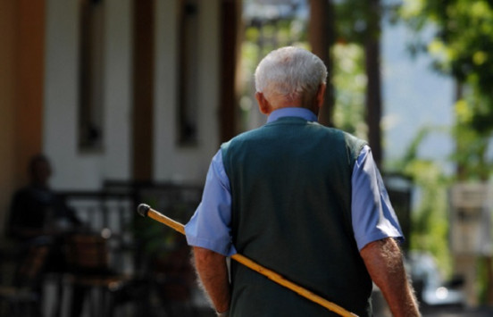 ΛΗΣΤΕΙΑ ΗΛΙΚΙΩΜΕΝΩΝ - ΠΟΛΕΜΙ: Ο 90χρονος τους «έτρεχε» ξωπίσω με το μπαστούνι του - Κατάφερε να κτυπήσει την δράστη και να πάρει πίσω τα χρήματα