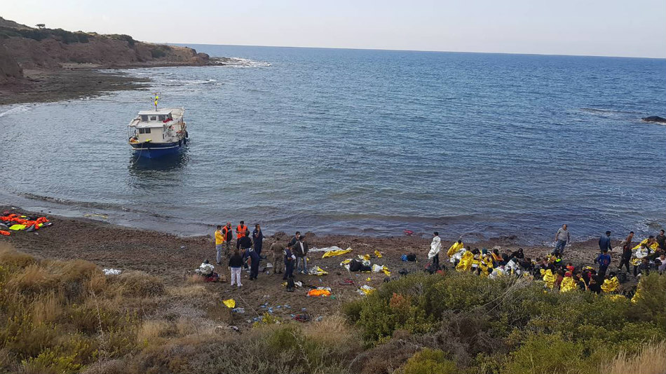 ΜΕΤΑΝΑΣΤΕΣ-ΠΑΦΟΣ: 175 ψυχές μετέφερε το καΐκι στην Κύπρο – Τους παρασχέθηκαν οι πρώτες βοήθειες – Ήρθαν από Τουρκία