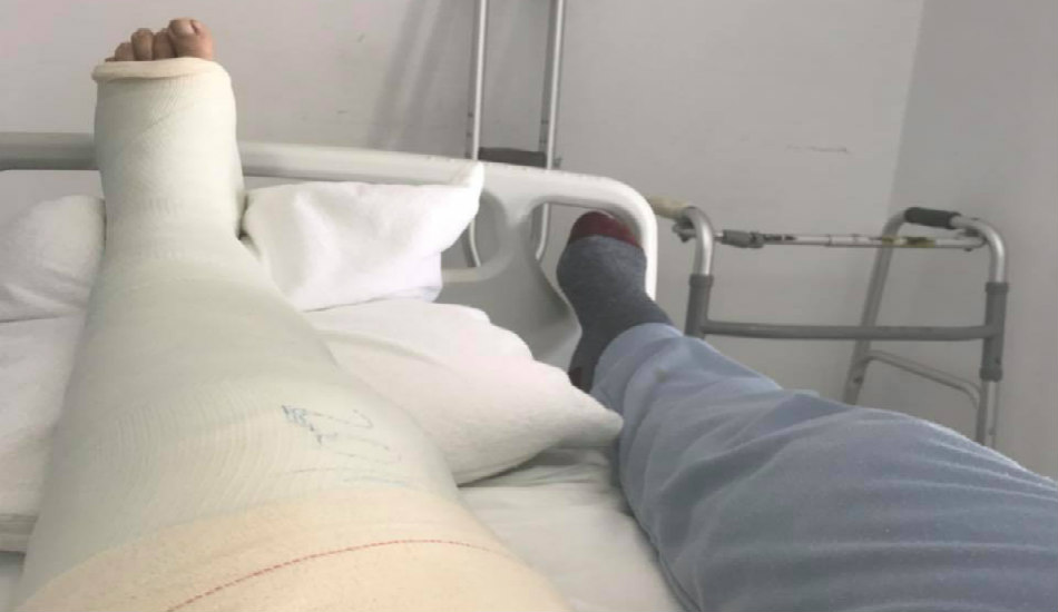 Δημοσιογράφος του ΣΙΓΜΑ στο νοσοκομείο με σπασμένο γόνατο - ΦΩΤΟΓΡΑΦΙΑ