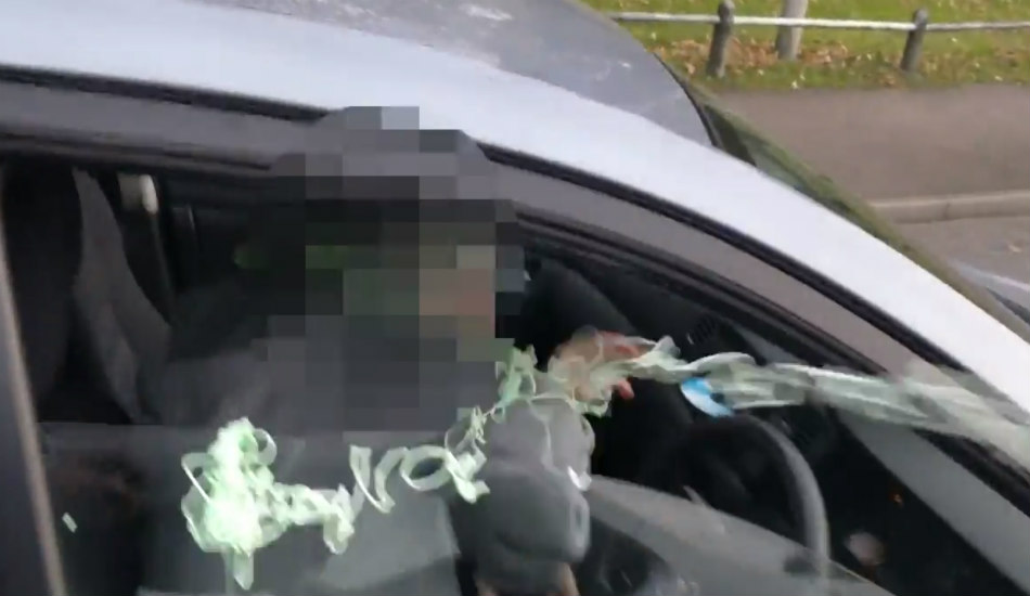 O «τιμωρός» των κακών οδηγών-  Πετάει αφρούς και μπανάνες σε όσους χρησιμοποιούν κινητό κατά την οδήγηση - VIDEO