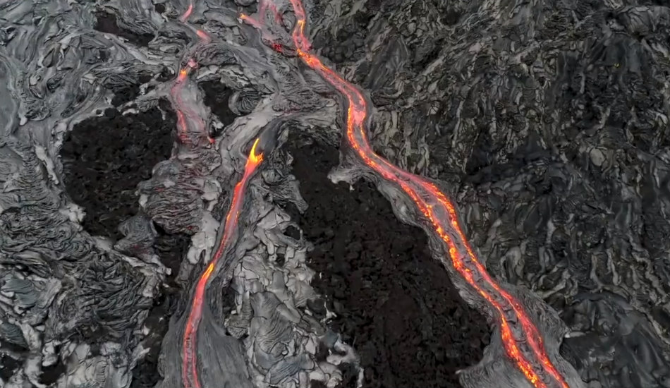 «Εξωγήινα» πλάνα από τη Γη που κόβουν την ανάσα – Ποτάμια καυτής λάβας που ρέουν για χιλιόμετρα - VIDEO