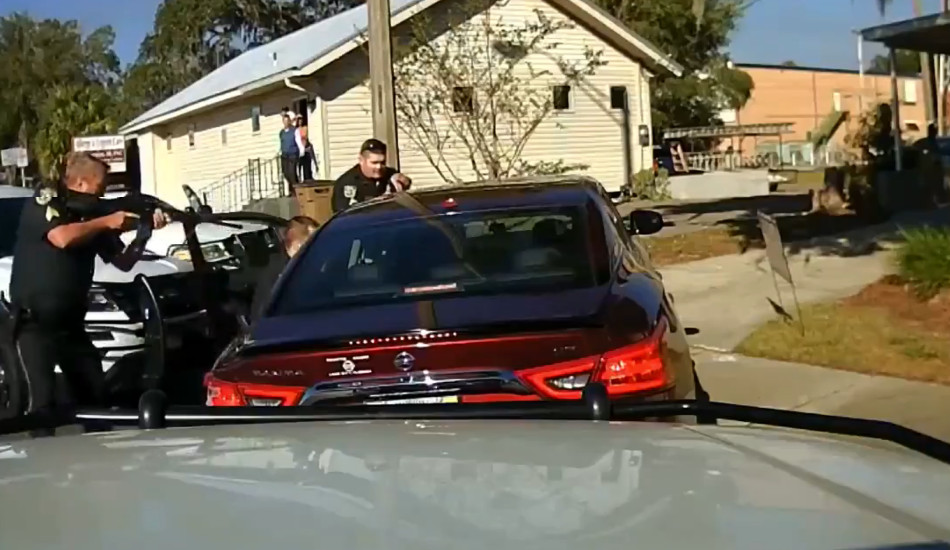 Επεισοδιακή καταδίωξη 13χρονου ένοπλου – Έκλεψε το αυτοκίνητο μαζί με την ιδιοκτήτρια του - VIDEO
