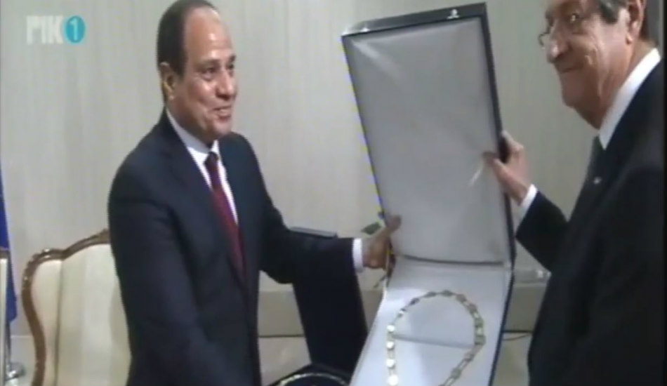 Το δώρο που έδωσε τελικά ο Πρόεδρος Αναστασιάδης στον Αιγύπτιο ομόλογο του αντί του κλοπιμαίου αγγείου – VIDEO