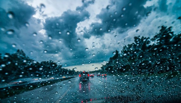 ΚΑΙΡΟΣ: Ελαφρές βροχές στο «μενού» - Πέφτει και η θερμοκρασία