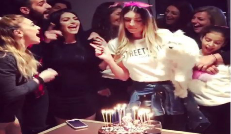 Η ταλαντούχα Κύπρια έσβησε την τούρτα της αγκαλιά με το σκυλί της - Απίστευτο τί της τραγούδησαν μαζί με το Happy Birthday - VIDEO