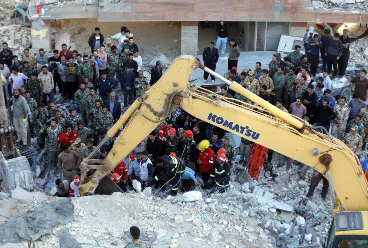 Στους 415 έφθασαν οι νεκροί από τον ισχυρό σεισμό στο Ιράν