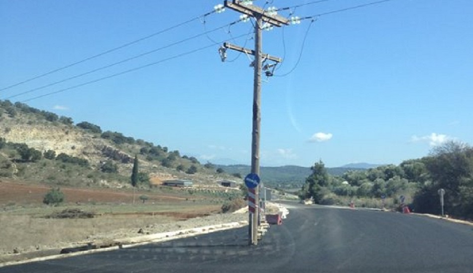 Η κακοτεχνία στους δρόμους δεν είναι (μόνο) κυπριακό φαινόμενο - Ένας στύλος ηλεκτρικής στη μέση του δρόμου - BINTEO