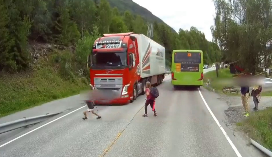 Φορτηγό ακινητοποιείται μερικά εκατοστά πριν παρασύρει μαθητή – Παρολίγον να πληρώσει με τη ζωή το λάθος του - VIDEO