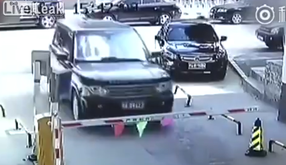 ΚΙΝΑ: Απίστευτη αντίδραση οδηγού Range Rover, όταν η μπάρα στον χώρο στάθμευσης δεν ανταποκρίνεται - VIDEO