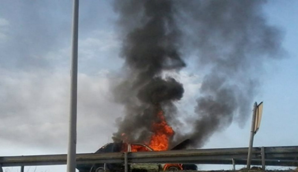 ΠΑΦΟΣ: Όχημα τυλίχθηκε στις φλόγες ενώ βρισκόταν εν κινήσει