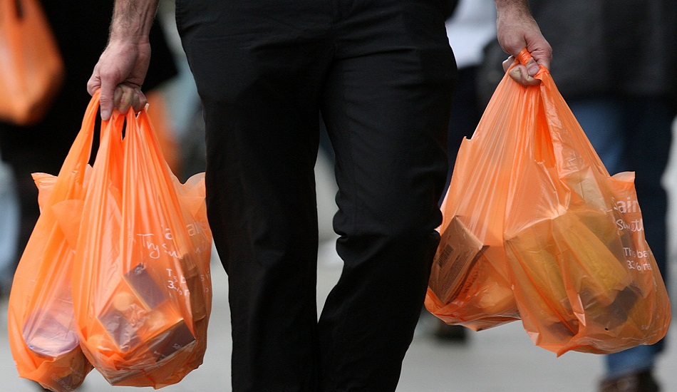 Επιχειρηματίες επωμίζονται το κόστος για τις πλαστικές τσάντες- Πως θα πληρώνεται το χαράτσι των 5 σέντ