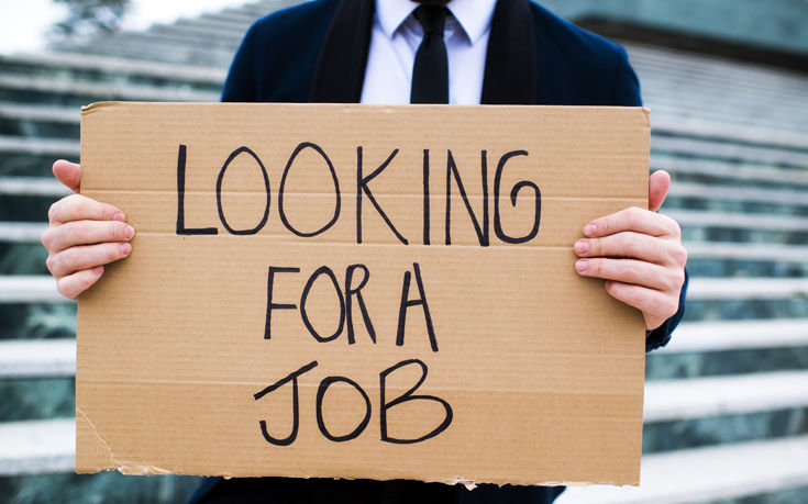 Εφευρετικός άνεργος ζητά δουλειά μέσω πινακίδας και… τη βρίσκει