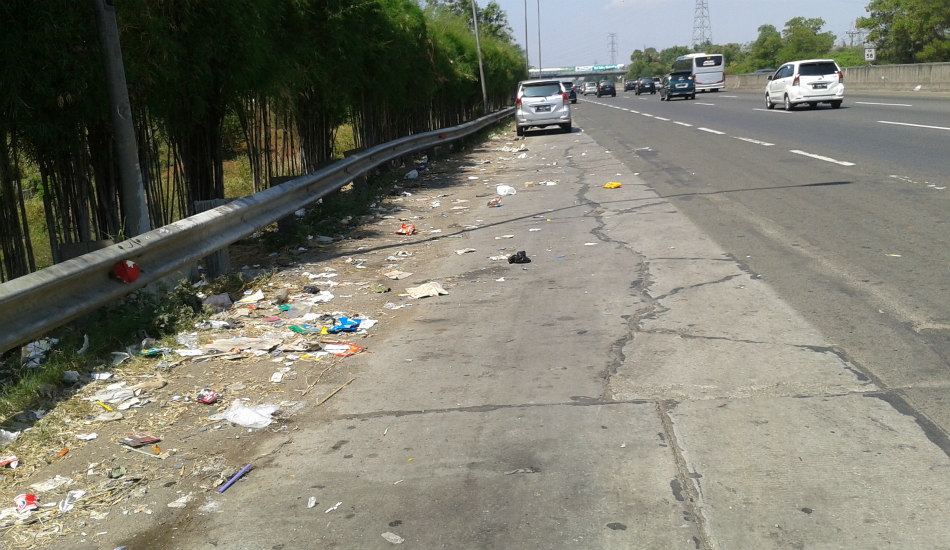 Γέμισε σκουπίδια ο αυτοκινητόδρομος Λευκωσίας – Λάρνακας – «Τραγική εικόνα, ρύπανση του εδάφους και κίνδυνος για εκδήλωση πυρκαγιάς»