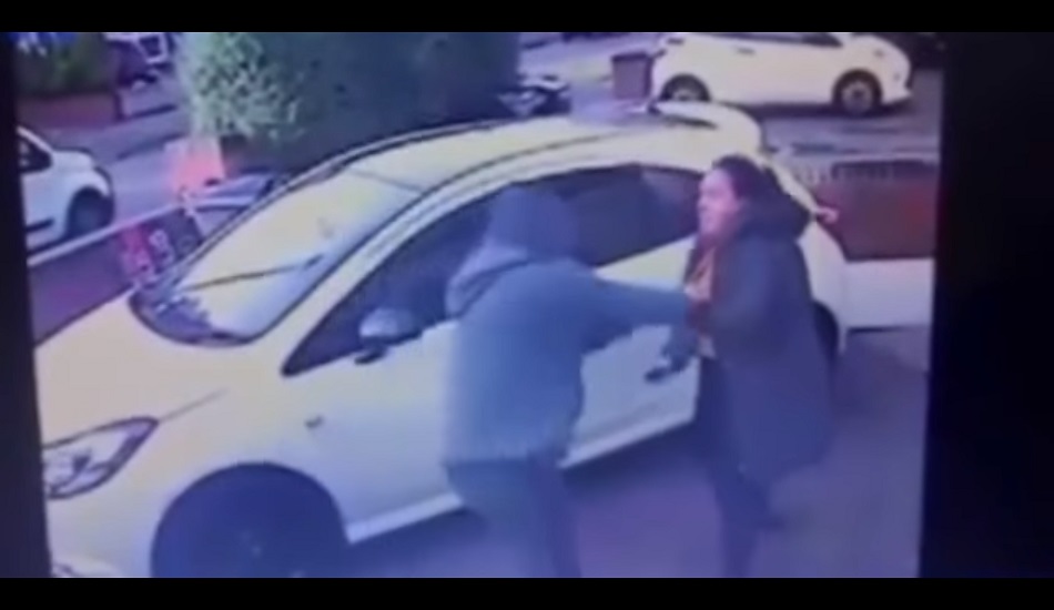 Ατρόμητη γυναίκα παίζει ξύλο και τρέπει σε φυγή δύο κλέφτες αυτοκινήτων - BINTEO