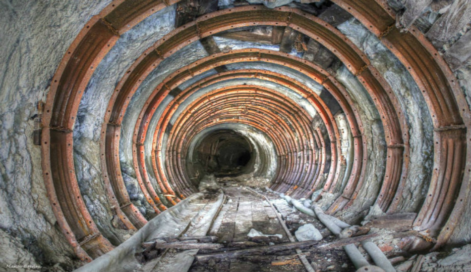 Το μυστηριώδες τούνελ που εγκαταλείφθηκε το 1974. Έχει καταληφθεί από εκατοντάδες νυχτερίδες. Μαγικές φωτογραφίες από τα έγκατα της γης