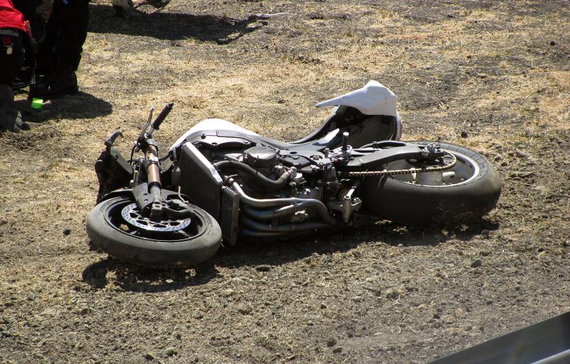 ΛΑΡΝΑΚΑ: Με σοβαρούς τραυματισμούς στο Νοσοκομείο 25χρονος οδηγός - Η μοτοσικλέτα του σύρθηκε στην άσφαλτο κτυπώντας κι άλλο όχημα