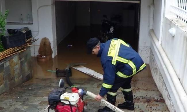 ΚΑΤΩ ΠΑΦΟΣ: Πλημμύρισε κατοικία από την έντονη βροχόπτωση - Τακτικό το πρόβλημα στην περιοχή