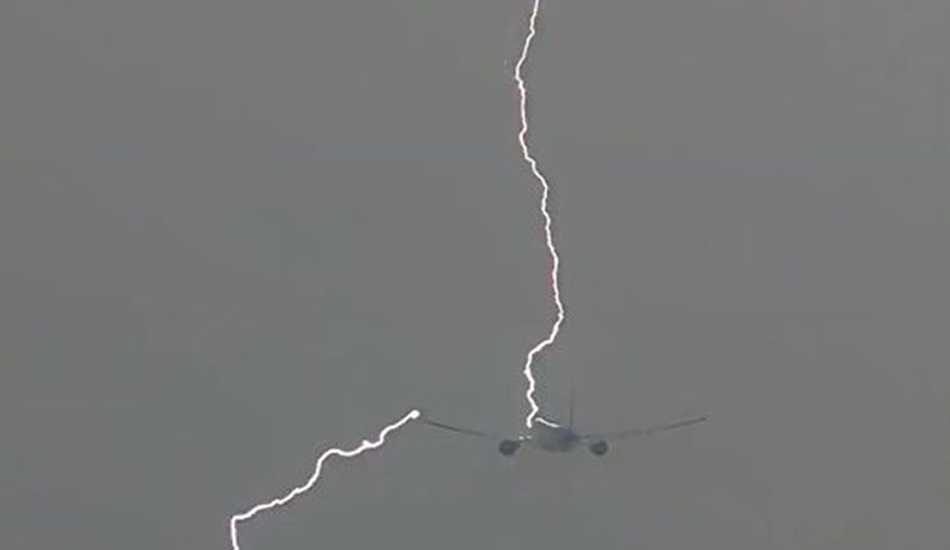 Εντυπωσιακό VIDEO – Κεραυνός κτυπά Boeing 777 λίγο μετά την απογείωσή του από το Άμστερνταμ – VIDEO
